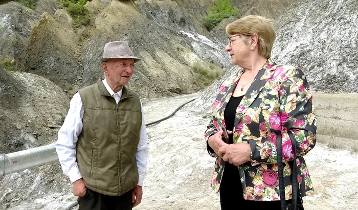 Cecilia Petrescu ascultă poveştile unchiaşilor din Mânzăleşti