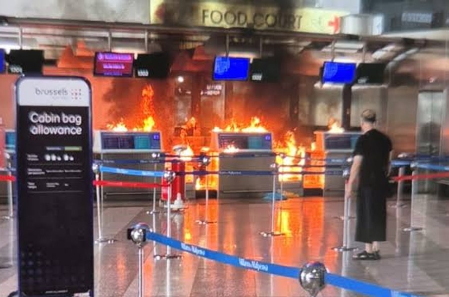 Panică pe un aeroport din Milano: un bărbat a incendiat zona de check-in. Momentul în care e doborât cu un extinctor