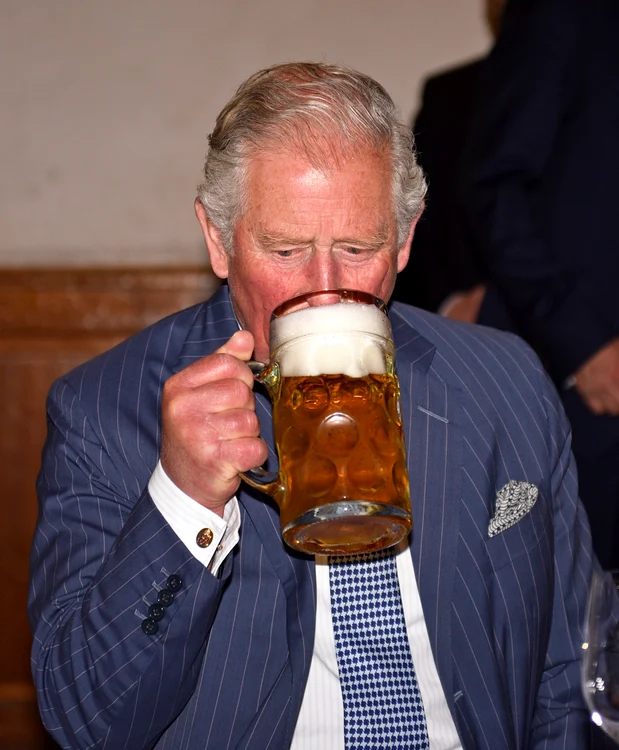 Charles a părut mai încântat de gustul berii bavareze decât soşia sa, Camilla 