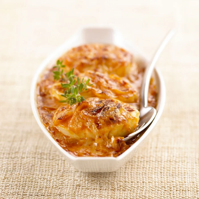 
    Ochiuri în sos de roşii  