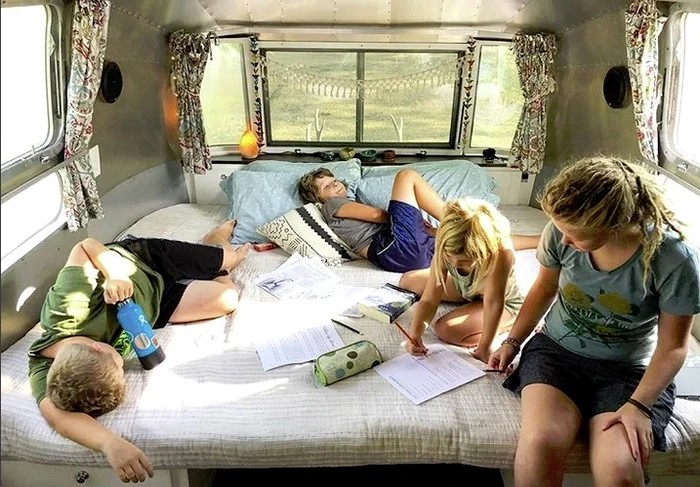 Cei patru copii învaţă cu mama lor, în sistem homeschooling