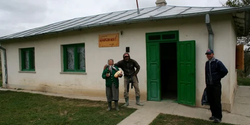 Elevii au fost mutaţi la şcoala din satul vecin pentru ca in clădirea şcolii să fie deschisă o cârciumă 