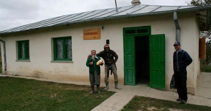 Elevii au fost mutaţi la şcoala din satul vecin pentru ca in clădirea şcolii să fie deschisă o cârciumă