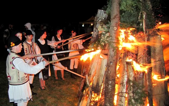 Turiştii sunt aşteptaţi să participe la ritualul sătenilor din Şirnea.