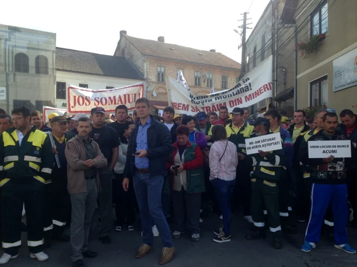 Protestatarii în centrul istoric din Roşia Montană