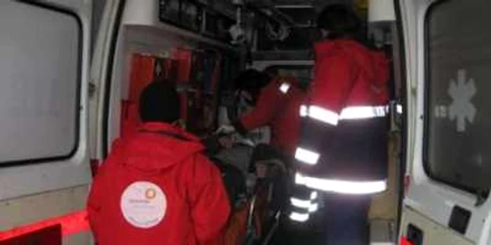 Tânărul a fost stabilizat şi transportat la spital. Arhivă