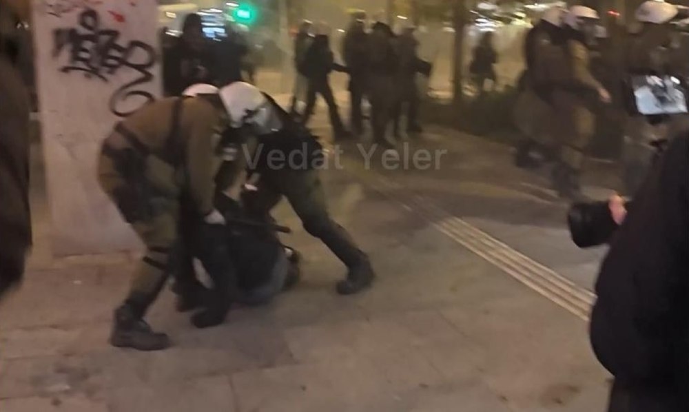 Violențe și arestări la Atena, la marșul de comemorare a unui adolescent ucis de un poliţist: peste 50 de persoane reținute