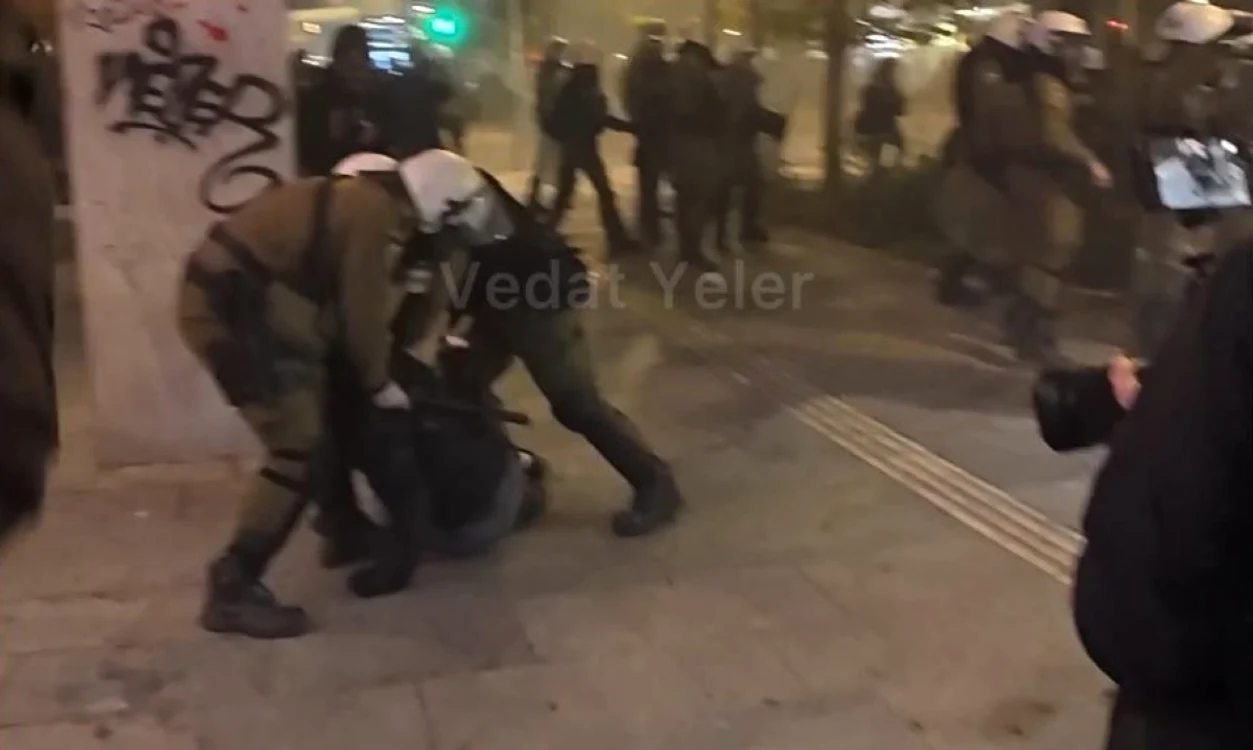 Protestatar bătut de poliţie la Atena. FOTO: captură video X/vedatyeler 