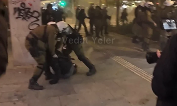 Protestatar bătut de poliţie la Atena. FOTO: captură video X/vedatyeler