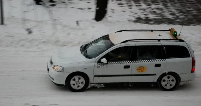 Unii taximetriştui refuză cursele în judeţ, de teamă să nu rămână înzăpeziţi