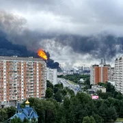 Fum din zona rafinăriei de petrol din Moscova, aparținând producătorului rus de petrol Gazprom Neft