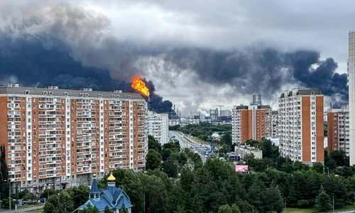 Fum din zona rafinăriei de petrol din Moscova, aparținând producătorului rus de petrol Gazprom Neft