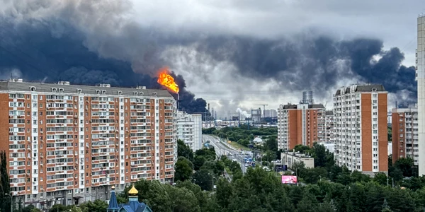 Fum din zona rafinăriei de petrol din Moscova, aparținând producătorului rus de petrol Gazprom Neft