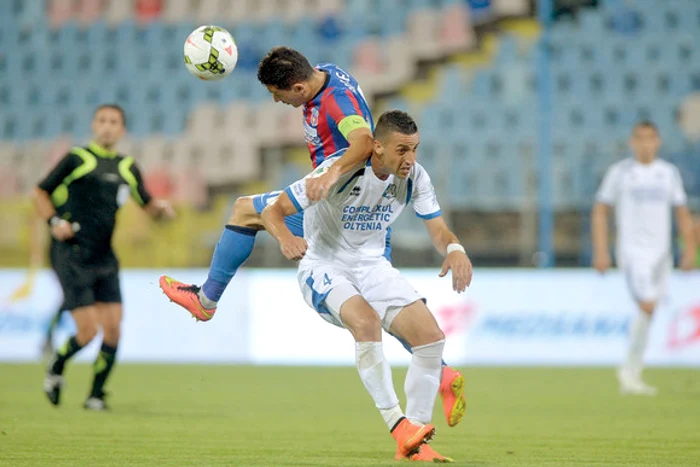 Marko Momcilovic (în alb), într-un meci cu Steaua