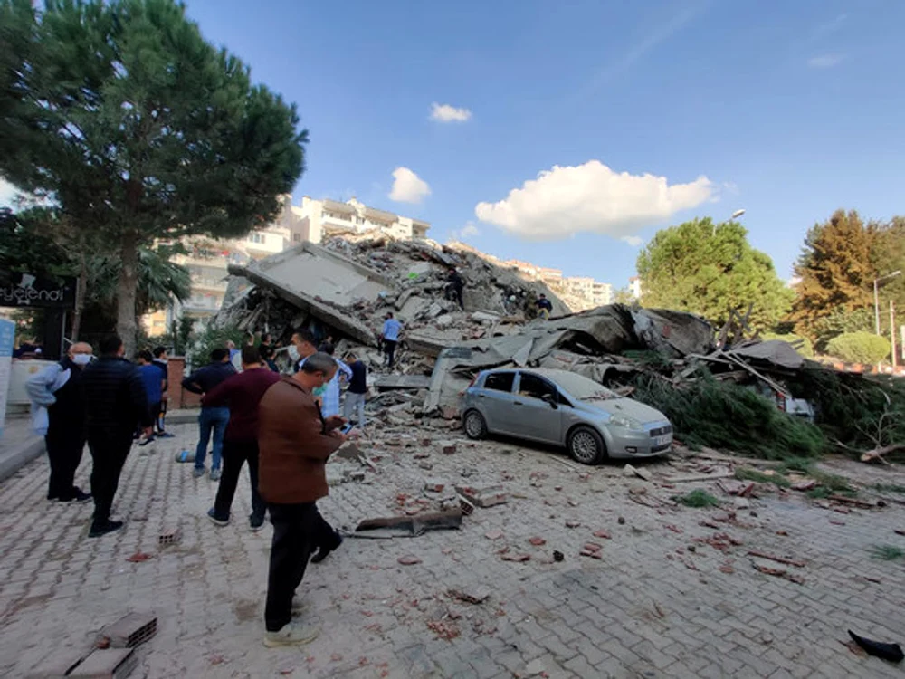 
    Ayda Gezgin a fost salvată marţi, în vestul Turciei, la aproape patru zile după puternicul cutremur în Marea EgeeSursă foto: Twitter  