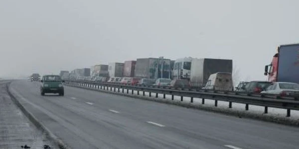 Vremea rea afectează mii de autovehicule aflate în trafic pe A2