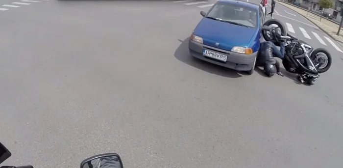Motociclistul a intrat direct în maşină