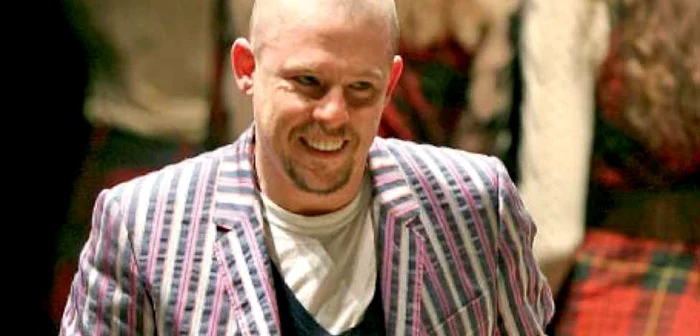 Chris Urch, scenaristul filmului despre Alexander McQueen, se va folosi în demersul său de biografia lui Andrew Wilson, "Blood Beneath The Skin", dar şi de propriile cercetări despre viaţa creatorului de modă. FOTO Arhiva
