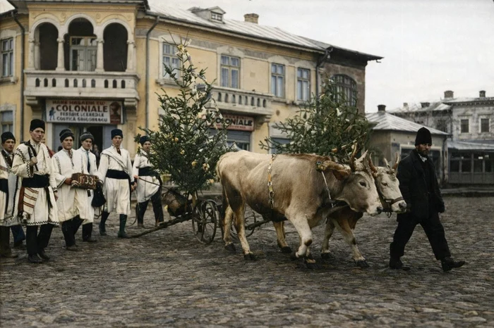 Fotografii din Arhiva Muzeului Municipiului București, colorizate online (ChatGPT)