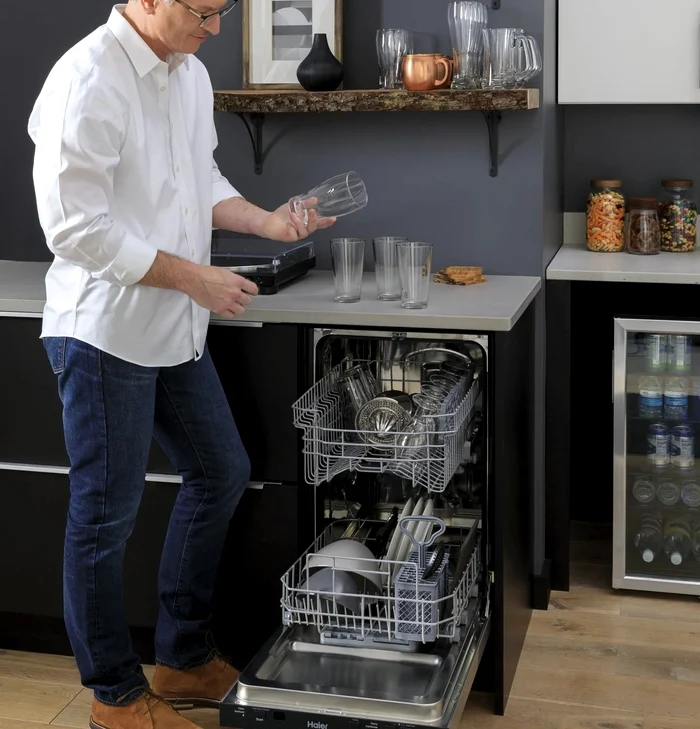 Bărbat care folosește o mașină de spălat vase slim încorporabilă Foto Town Appliance jpg