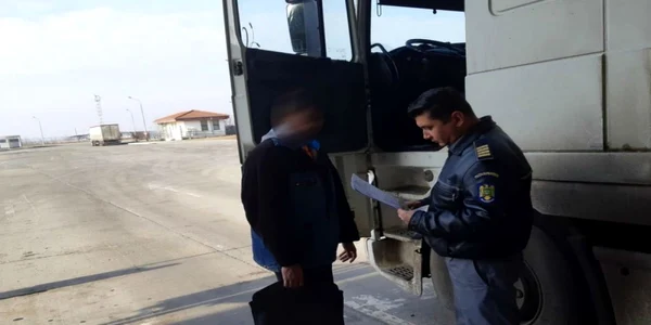Momentul descoperirii documentelor false FOTO Poliţia de Frontieră