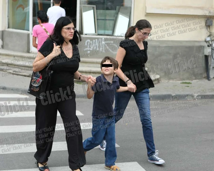 Frăţiorul copilului ucis de câini a venit la biserică împreună cu mama şi mătuşa lui