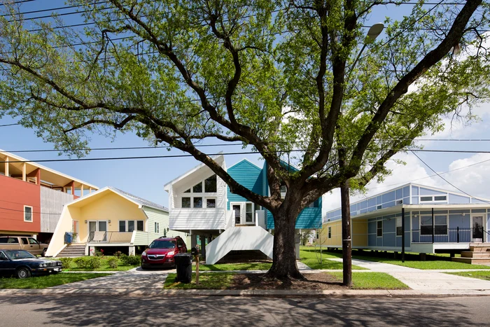 Casele ridicate prin fundația lui Brad Pitt au fost proiectate de arhitecți celebri și folosesc panouri solare