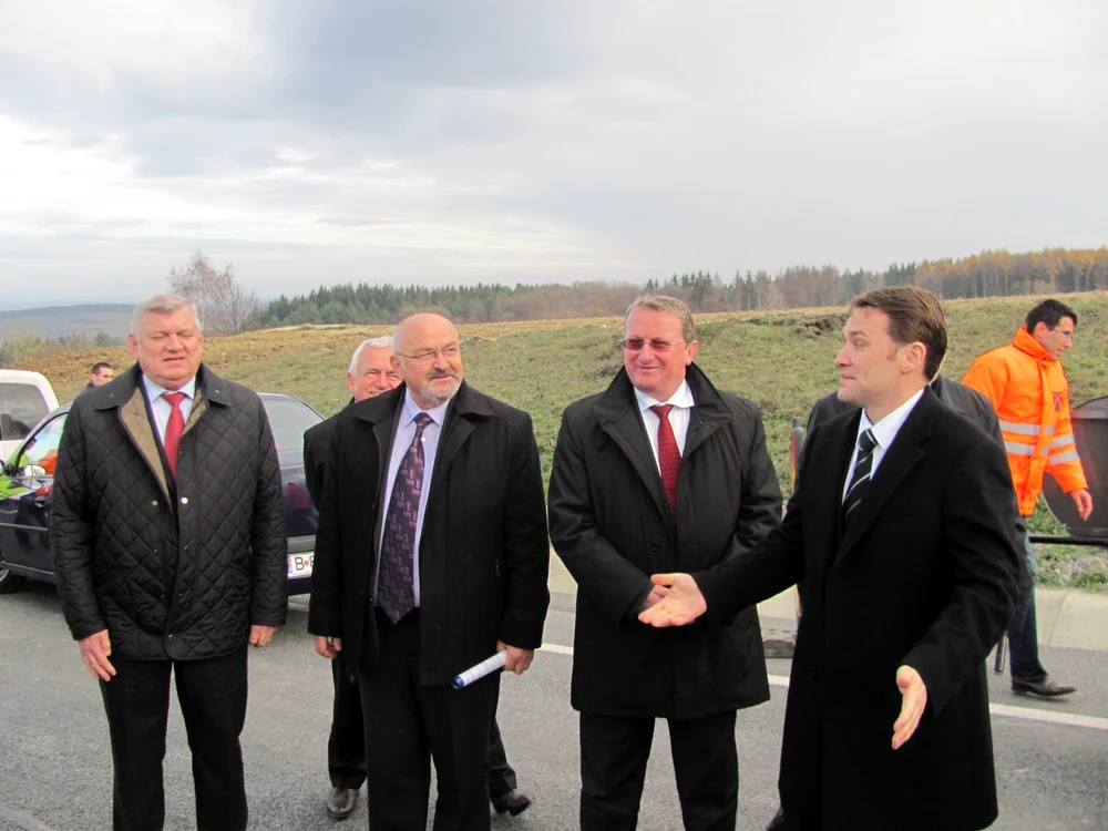 Dan Şova (în partea dreaptă a imaginii) a inaugurat centura de est a Clujului FOTO: Florina Pop
