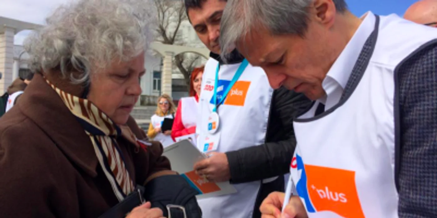 Dacian Cioloş la Constanţa, strângând semnături pe faleza Cazinoului pentru Alianţa USR PLUS Foto S.I.