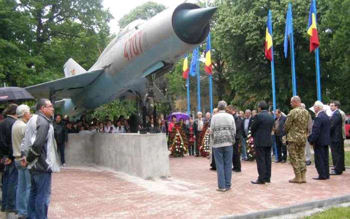 Veteranii fostei baze aeriene Deveselu s-au reunit astăzi pentru a cinsti memoria colegilor căzuţi în misiuni de zbor FOTO: Doru Tudor