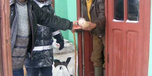 Pompierii  au dus sinistraţilor din Toporu şi Izvoru alimente colectate de giurgiuveni