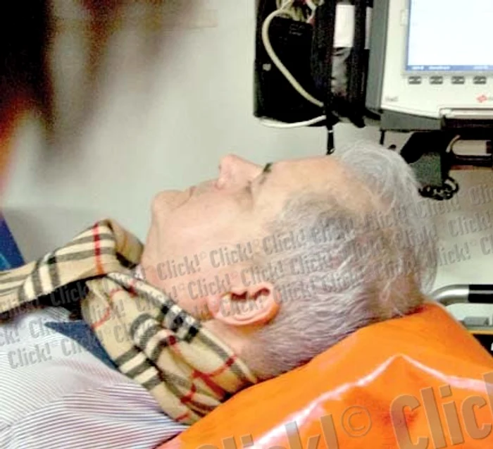 Adrian Năstase este scos pe targă din casă, după ce a încercat să se sinucidă