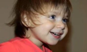 Micuţa Sofia seamănă foarte bine cu mama ei (captură: Acasă TV) jpeg
