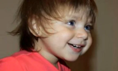 Micuţa Sofia seamănă foarte bine cu mama ei (captură: Acasă TV) jpeg