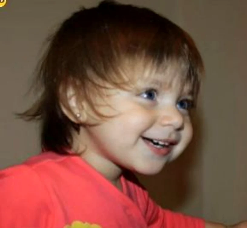 Micuţa Sofia seamănă foarte bine cu mama ei (captură: Acasă TV)
