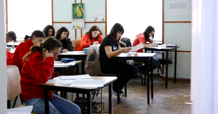 Peste 3.300 de elevi hunedoreni participă la Evaluarea Naţională.