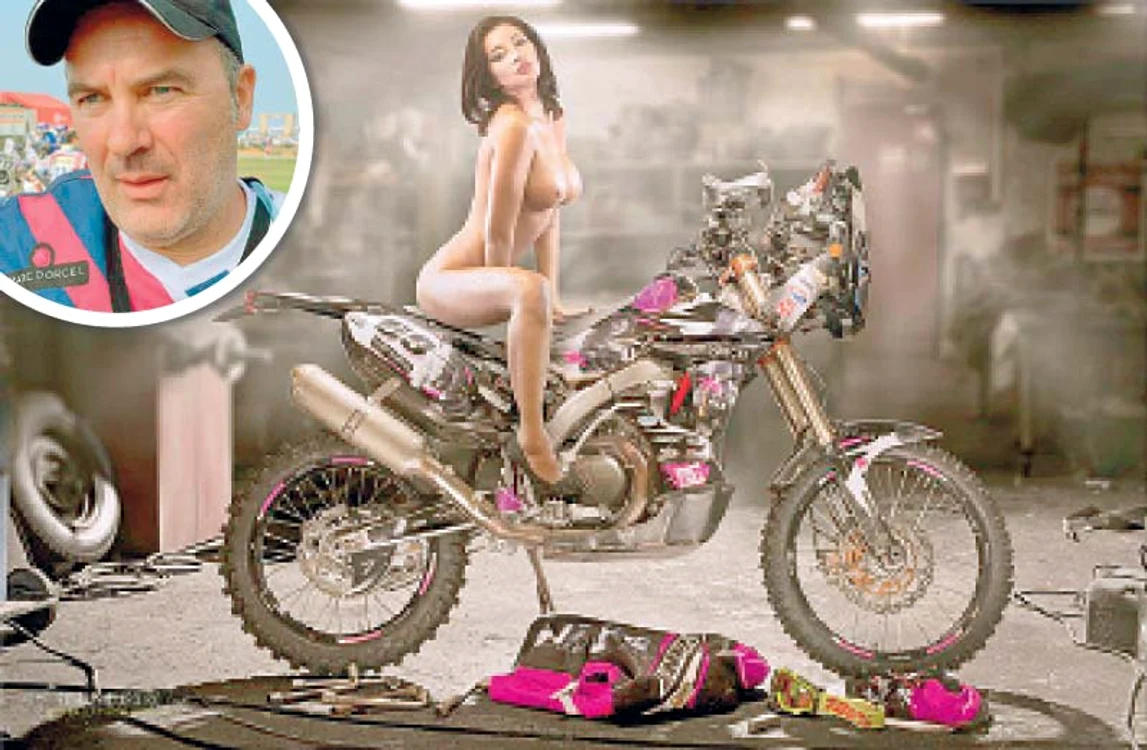 
    Anna Polina, actriţă  de filme porno,  i-a “călărit”  motocicleta lui Payen  