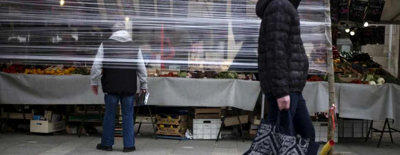 La Paris în pieţe şi pe stradă oamenii se protejează de coronavirus cu plastic FOTO EPA-EFE / Julien de Rosa 