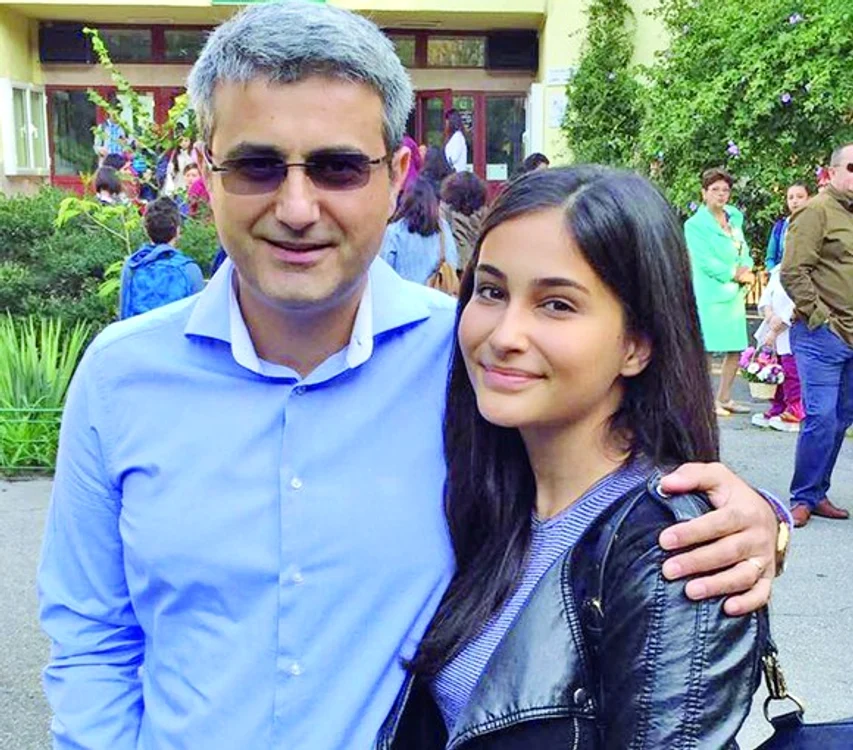 
    Robert Turcescu şi fiica lui, Ioana, într-o fotografie mai vechefoto: arhiva personala  
