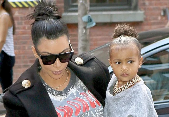 
    Kanye West nu renunţă  niciodată la bijuteriile  lui din aur masiv  