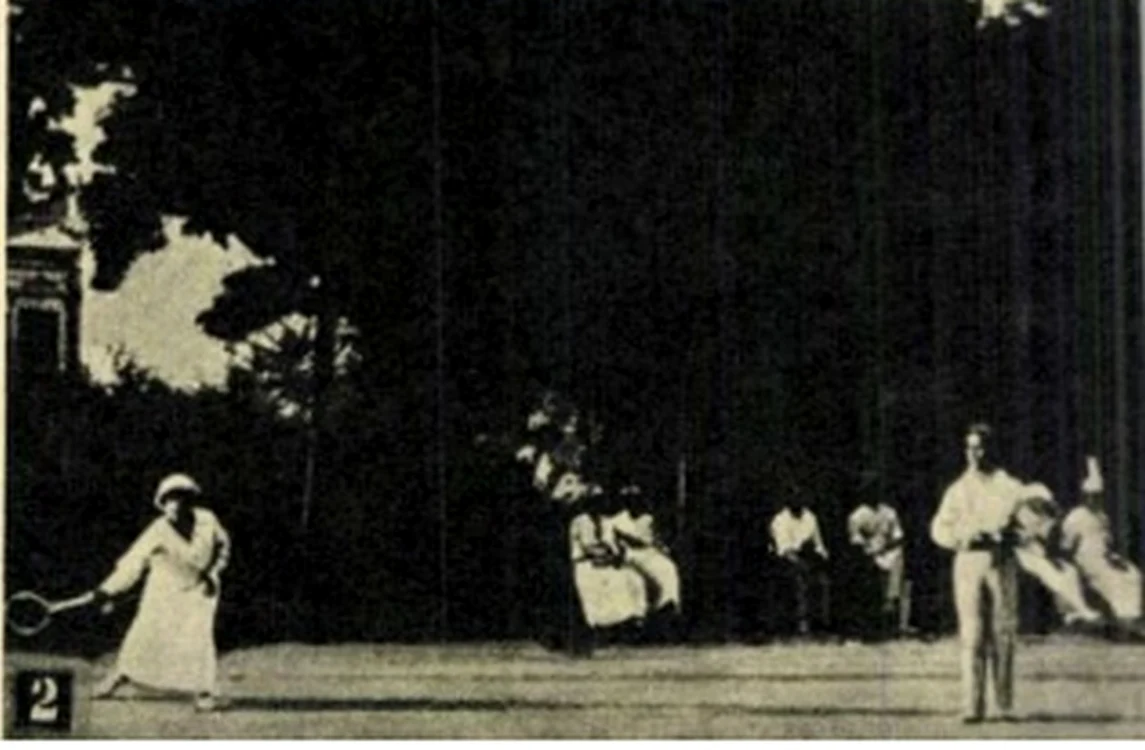 Ziarul Flacăra, reprezentați jucători de tenis pe terenul de la Bufet, soseaua Kisseleff, 1915