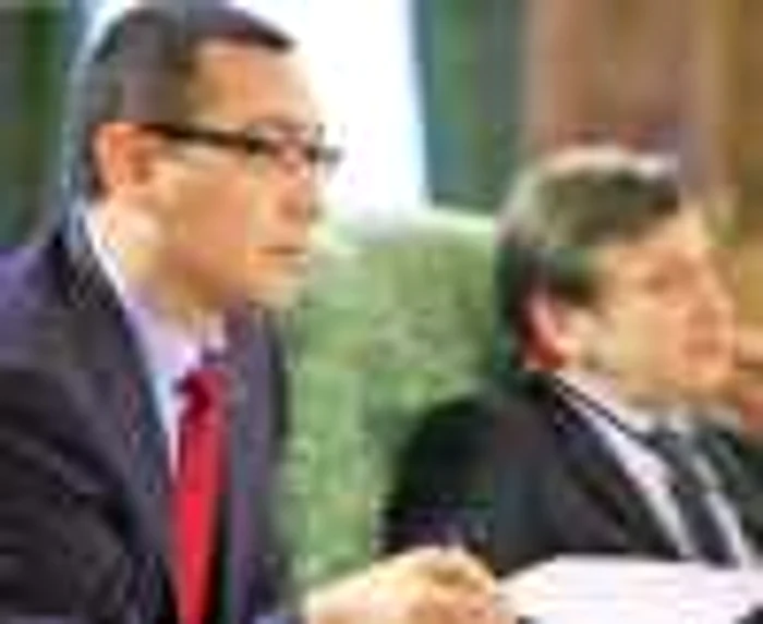 Victor Ponta şi Crin Antonescu îl atacă pe şeful statului