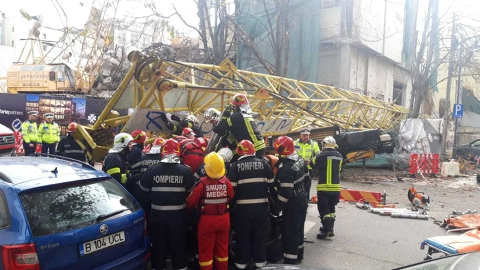 Macara prăbuşită peste maşină