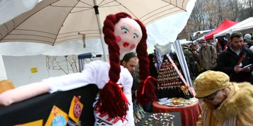 Şnurul alb-rosu simbolizează schimbarea anotimpului sau echilibrul masculin-feminin