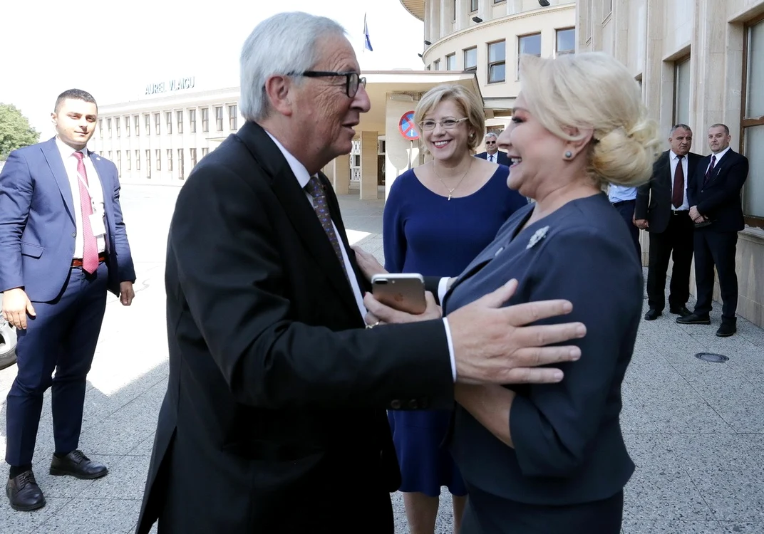 
    Viorica Dăncilă și Jean-Claude Juncker au discutat în salonul oficial al Aeroportului Băneasafoto: gov.ro  