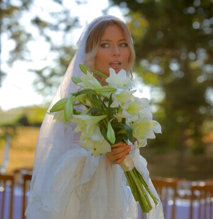 
    Laura Cosoi a avut un buchet de mireasă foarte parfumatfoto: lauracosoi.ro  