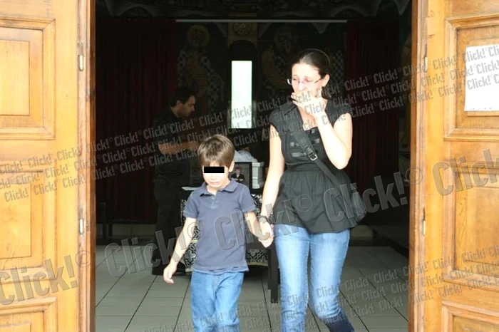 Frăţiorul copilului ucis de câini a venit la biserică împreună cu mama şi mătuşa lui