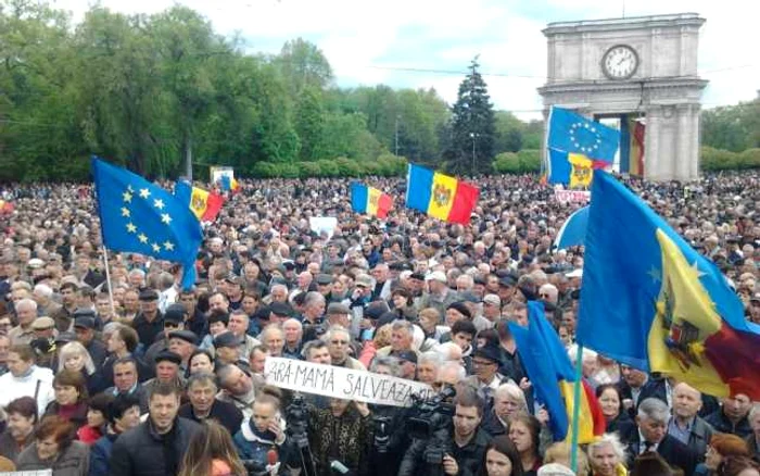 Pe 3 mai, zeci de mii de moldoveni au protestat faţă de corupţie în Piaţa Marii Adunări Naţionale din Chişinău