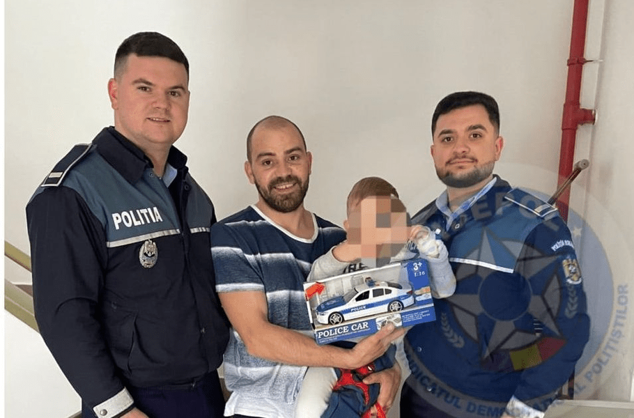 Misiune contracronometru a doi polițiști din Bacău. Au ajutat o familie cu un băiețel aflat în convulsii să ajungă la Urgențe
