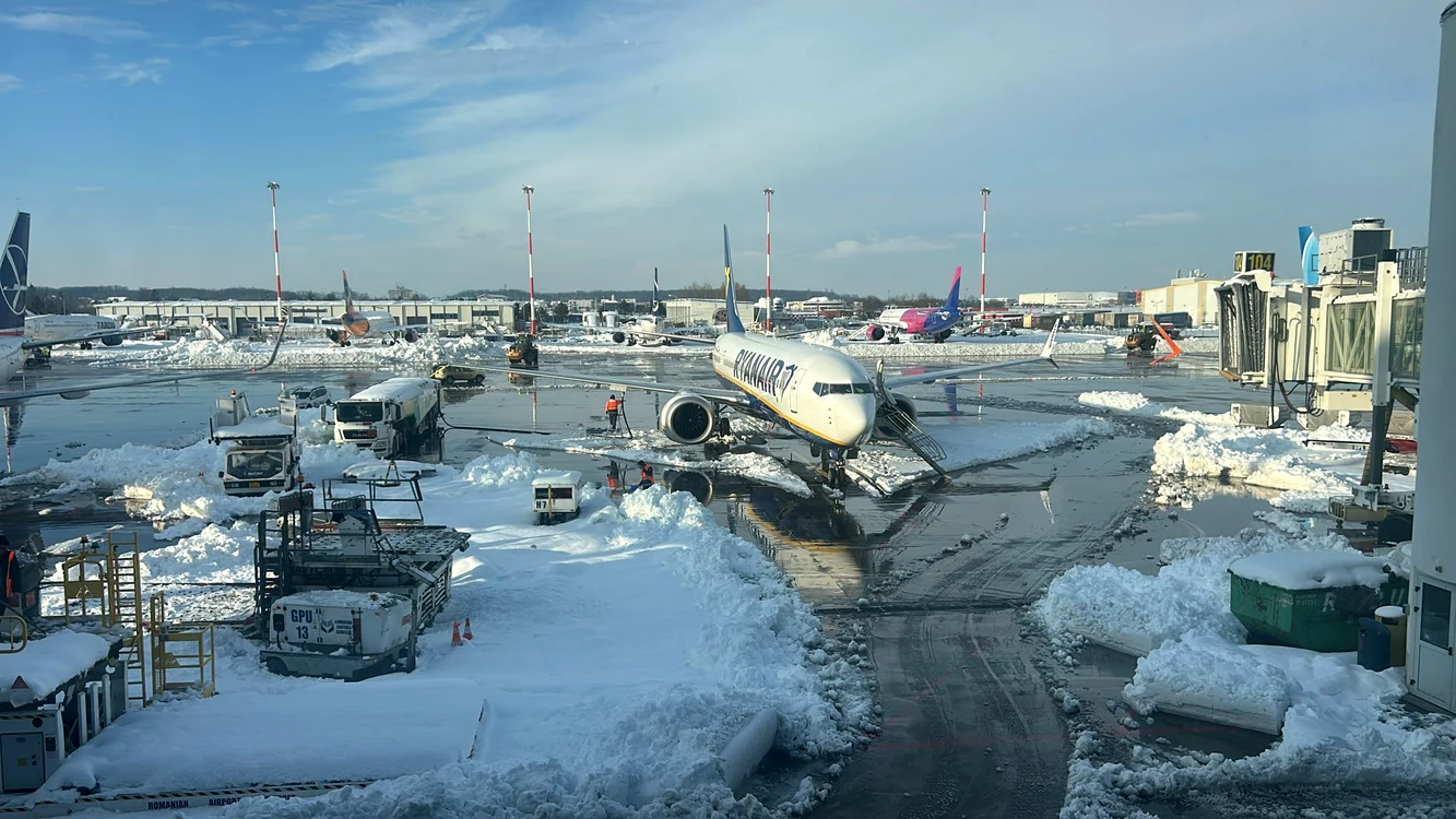 Avioane blocate la sol din cauza zăpezii FOTO Adevărul